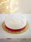 Рождественский торт украшен атласной лентой — стоковое фото
