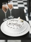 Gâteau d'anniversaire blanc et champagne rose — Photo de stock