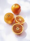 Naranjas de sangre con mitades - foto de stock