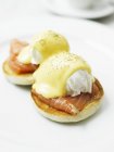 Huevos Benedict con salmón con una yema líquida en el plato - foto de stock