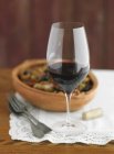 Glass of red wine with tapas — Stock Photo