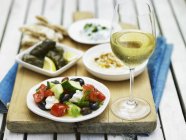 Griechisches Essen auf Holztisch — Stockfoto