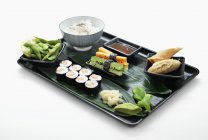 Bandeja de sushi con arroz - foto de stock