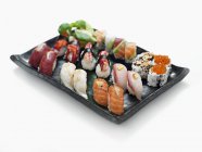 Maki und Nigiri Sushi auf Platte — Stockfoto