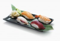 Nigiri sushi con pescado - foto de stock