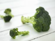 Trozos de brócoli fresco - foto de stock