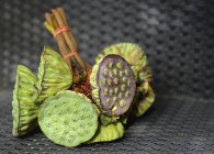 Vue rapprochée des graines de lotus dans un fruit de lotus — Photo de stock