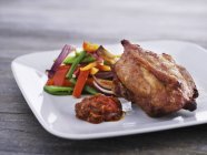 Половина жареной курицы с перцовым салатом — стоковое фото