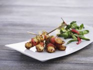 Chicken skewers with vegetables — Stock Photo