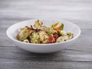 Salada de macarrão com frango — Fotografia de Stock