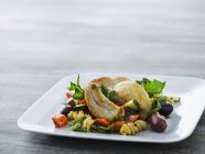 Fusilli салат з макаронами — стокове фото