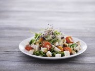 Томатний салат з куркою — стокове фото