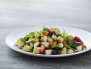 Vista ravvicinata dell'insalata di pollo fruttata sul piatto — Foto stock
