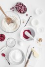 Інгредієнти для малинових і мигдальних кексів — стокове фото