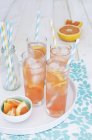 Крупный план фруктовых напитков с грейпфрутовыми ломтиками — стоковое фото