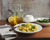 Паста Тортеллини с лимонами — стоковое фото