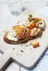 Fetta di pane condita con salmone — Foto stock