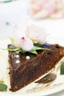 Gâteau au chocolat décoré de roses — Photo de stock
