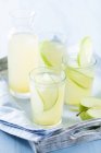 Limonada de manzana y jengibre - foto de stock