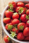 Bol de fraises fraîches — Photo de stock