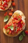 Bruschetta com tomate cereja — Fotografia de Stock