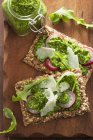 Crispbread topped with rocket — Stock Photo