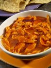 Tinga De Pollo - вытащил курицу в томатном соусе Chipotle на белой тарелке — стоковое фото