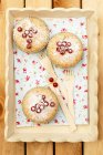 Mini cakes with redcurrants and icing sugar — Stock Photo