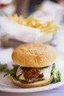 Hambúrguer de queijo com bacon e batatas fritas — Fotografia de Stock