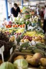Visão diurna de uma barraca de mercado com legumes — Fotografia de Stock