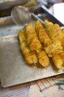 Картофельные чипсы на деревянных шампурах — стоковое фото