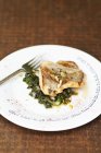 Жареный лосось на салате из смешанных листьев — стоковое фото