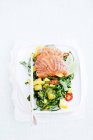 Vue rapprochée de salade de fusée avec sashimi et mangue — Photo de stock
