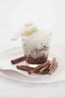 Primo piano vista di Trifle con cannella e cioccolato grattugiato — Foto stock