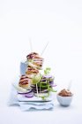 Espetos de frango com salada de pepino na placa branca sobre pano — Fotografia de Stock