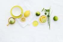 Teetasse mit Zitronen und Limetten — Stockfoto