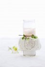Nahaufnahme einer Kerze im Glas mit gestricktem Bezug — Stockfoto