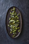 Семена тыквы на овальной тарелке — стоковое фото