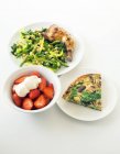 A healthy meal of chicken, vegetables, frittata and strawberries — Stock Photo