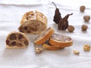 Фруктовый хлеб с грецкими орехами — стоковое фото