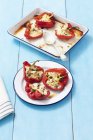 Peperoni rossi ripieni di mozzarella — Foto stock