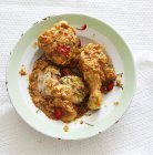Pollo Capitan - curry di pollo su piatto sopra stoffa — Foto stock
