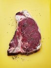 Bifteck cru au t-bone — Photo de stock