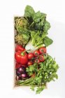 Gemüse und Petersilie im Holzkorb — Stockfoto