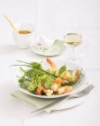 Трав'яний салат з креветками — стокове фото