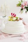 Kuchen mit Blumen dekoriert — Stockfoto