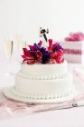 Gâteau garni de mariée dansante et marié — Photo de stock
