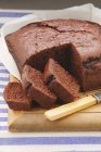 Нарізаний буряк і шоколадний торт — стокове фото