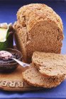 Laib Brot mit Brauer-Getreide — Stockfoto