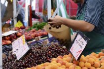 Saco de enchimento vendedor de frutas — Fotografia de Stock
